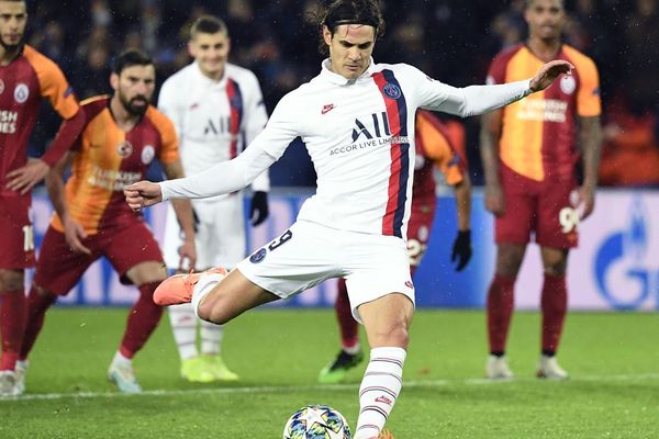 Edinson Cavani, cantonné au banc depuis son retour de blessure, a transformé un penalty à la 84e minute.