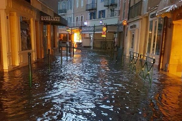 Rue Allard St Tropez ce matin.