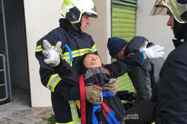 Les mannequins sont utilisés par le pompiers de Saintes dans le cadre d'exercices.