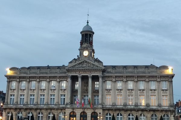 Hôtel de ville de Cambrai (59) sous les nuages