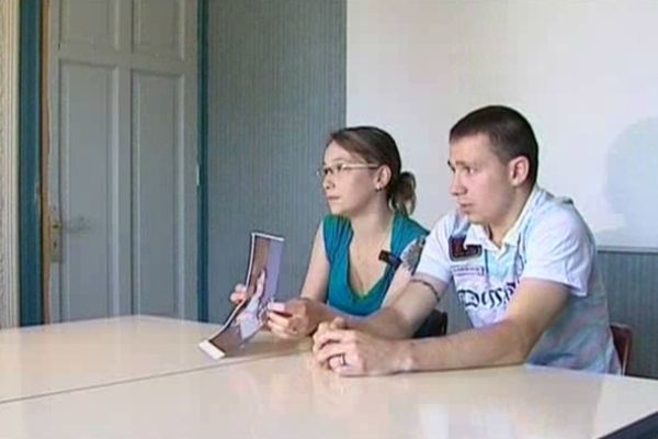 Anne-Sophie Faucheur et Nicolas Willot devant la presse avec le portrait de Typhaine en 2009. 