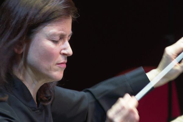 Debora Waldman, directrice musicale de l'Orchestre national Avignon-Provence, fut la première femme nommée cheffe d'orchestre en France, en 2020.