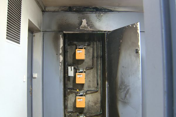 Un des incendies a touché les compteurs de l'immeuble.