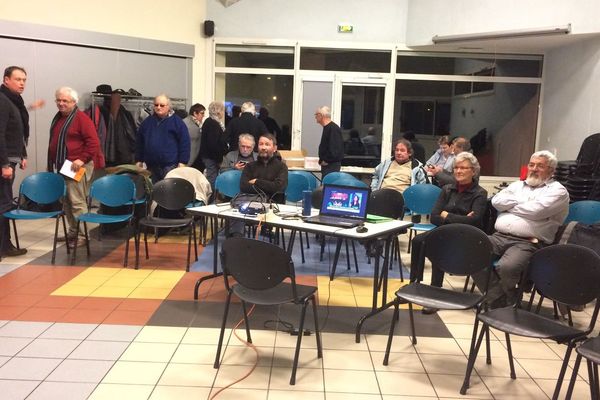 Une salle municipale de Saint-Pierre-de-Bresse (Saône-et-Loire) accueillait les sympathisants à suivre le second débat télévisé de la primaire de la gauche