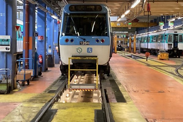 Un train de la ligne 8 en rénovation dans l'atelier de maintenance de Javel.