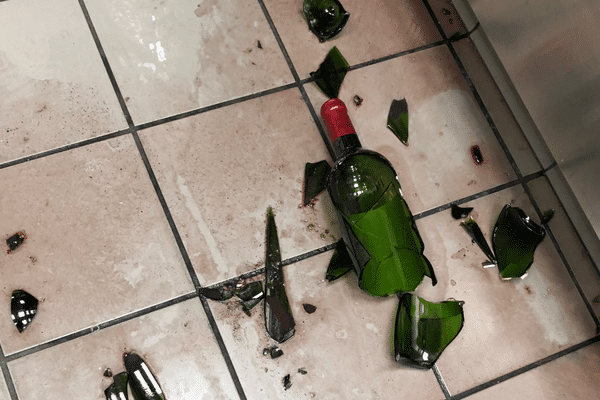 Une bouteille de Petrus s'est cassée sur le sol pendant le cambriolage