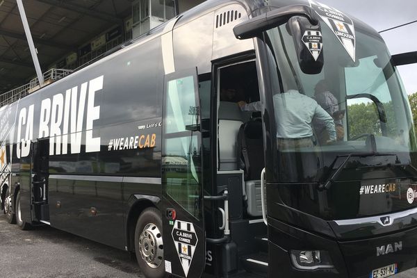 Les Brivistes ont pris la route pour Biarritz à bord du nouveau car aux couleurs du club. 