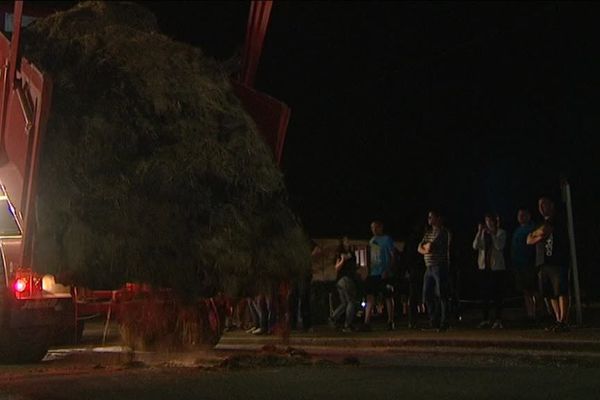 Les agriculteurs de Haute-Sâone déversent du fumier devant le site Lactalis de Loulans-Verchamp