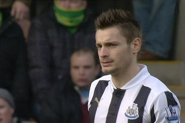 Mathieu Debuchy a été titularisé d'entrée par Newcastle, hier, contre Norwich.