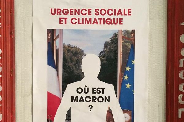 Le portrait d'Emmanuel Macron vide, symbole de l'action des décrocheurs.