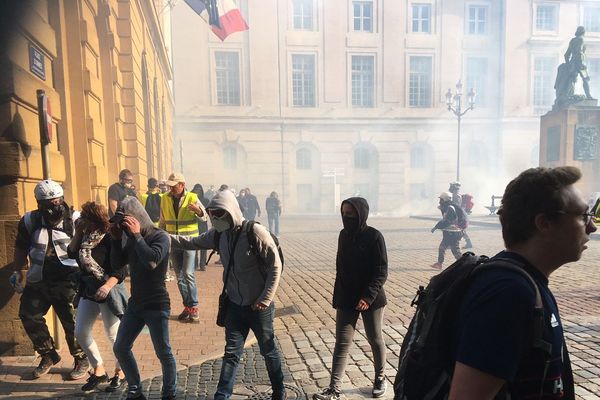 Place d'Armes, les CRS ont tiré des grenades lacrymogènes sur les gilets jaunes en milieu d'après midi.