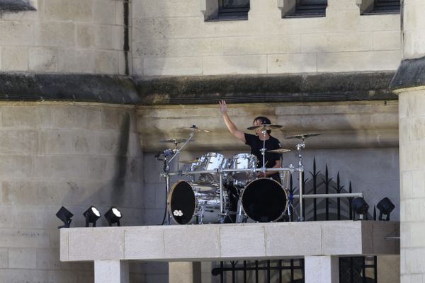 Mario Duplantier, le batteur des Gojira, lors de leur performance sur la façade de la Conciergerie, pour la cérémonie d'ouverture des Jeux olympiques (JO) de Paris 2024.