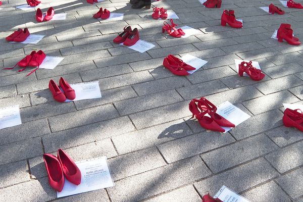 Lutte contre les violences faîtes aux femmes en Ardèche : des chaussures rouges sur la Place de l'Hôtel de Ville à Privas ce jeudi 23 novembre 2023, pour dénoncer les violences et les féminicides.