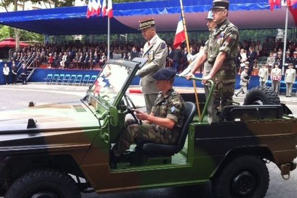 Le gouverneur militaire de Lyon, le général Martial de Braquilanges, passe les troupes en revue.