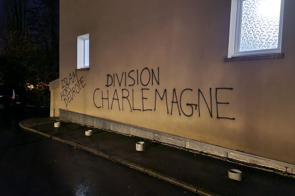 Dans la nuit du samedi 19 au dimanche 20 novembre 2022, des injures à caractère anti-musulman et néo-nazi ont été dessinées sur les murs de la mosquée franco-turque de Flers.