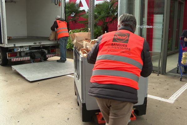 La collecte a débuté partout en France ce vendredi 25 novembre. Dans le Pays basque, les bénévoles espèrent récolter 120 tonnes de nourriture ce week-end.