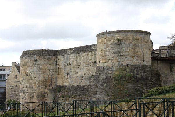 Un ciel nuageux puis pluvieux sur le Château de Caen, ce LUNDI.