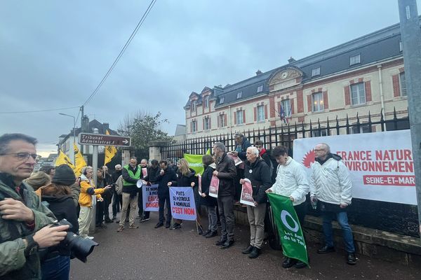 Les associations qui s’opposent aux nouveaux forages se sont rassemblées ce matin devant le tribunal.