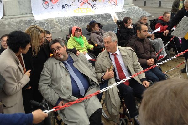 Les handicapés ont reçu le soutien de plusieurs élus, dont Olivier Bianchi (maire de Clermont-Ferrand) qui n'a pas hésité à poser avec eux dans un fauteuil roulant.