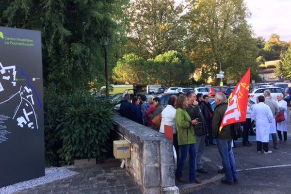 Manifestation ce matin devant l'hôpital de La Rochefoucauld (16) pour protester contre les suppressions de postes annoncées.