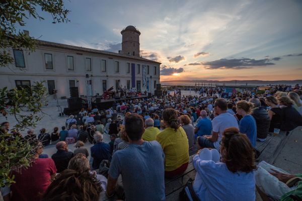 Le Mucem organise une série d'événements culturels en partenariat avec d'autres festivals de la région. Le Fort Saint-Jean accueillera 9 spectacles en plein air du 12 au 30 août 2020. 