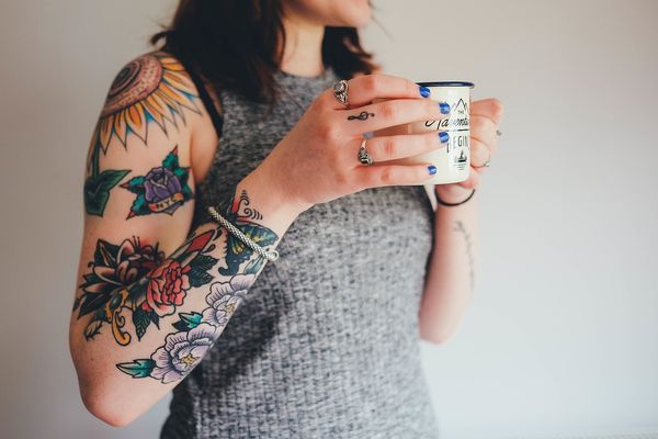 Dans le milieu professionnel, les personnes tatouées sont considérées comme moins responsables, qualifiées, impliquées ou compétentes et même plus malhonnêtes que leurs pairs non-tatoués, selon une étude de l'EM Normandie sortie en janvier 2024.