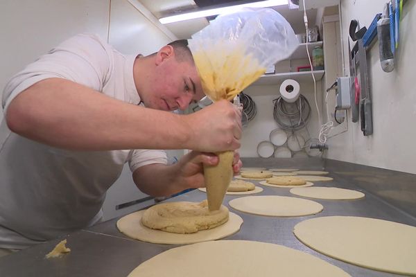 Victor Le Rouge, jeune boulanger à La P'tite Boulange de Lesneven, a reçu le prix régional de la meilleure galette aux amandes 2024.