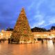 Le sapin de Noël installé sur la place de la Libération à Dijon en 2023.