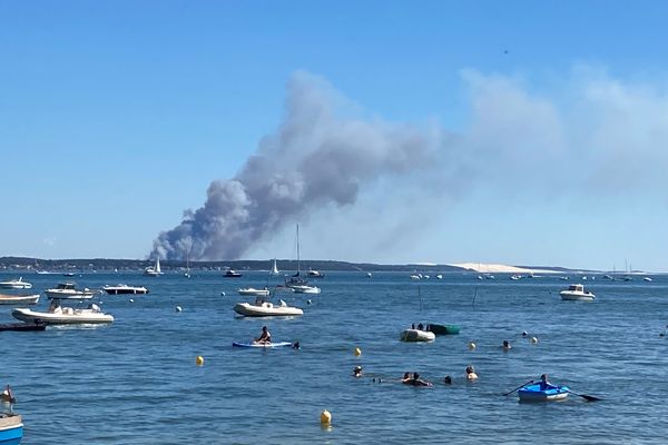 Un incendie est notamment en cours à La Teste-de-Buch, visible depuis la plage.