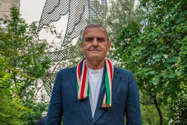 Jean-Charles de Castelbajac s’est façonné comme artiste à Limoges. Sélectionné par le diocèse pour œuvrer au réaménagement de la cathédrale, il a rejoint les artistes et les créateurs de l’Atelier de Notre-Dame. Ici le couturier est devant l'Ange Géographe, sculpture de 15 mètres en treillage pour la Société de Géographie, boulevard Saint-Germain à Paris.