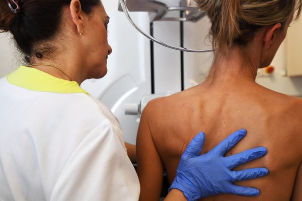 Une femme accompagnée par une médecin lors d'une mammographie - Photo d'illustration