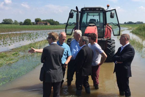 Xavier Bertrand chez un agriculteur touché par les inondations