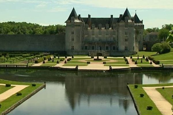 Le château de Laroche-Courbon et ses jardins à la française sur pilotis