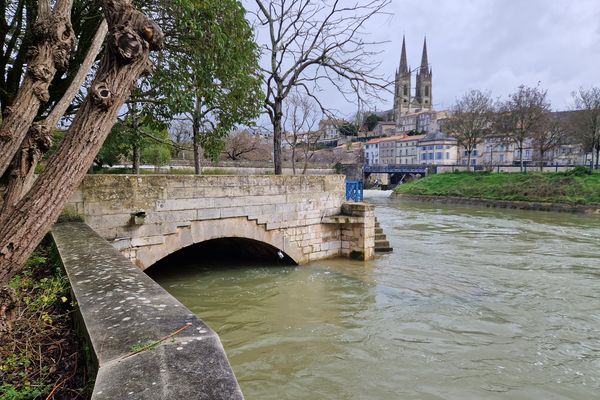 À Niort, la Sèvre niortaise reste à un niveau élevé après les pluies importantes du week-end. Météo France a rétrogradé les Deux-Sèvres en alerte jaune aux crues, lundi 26 février 2024.