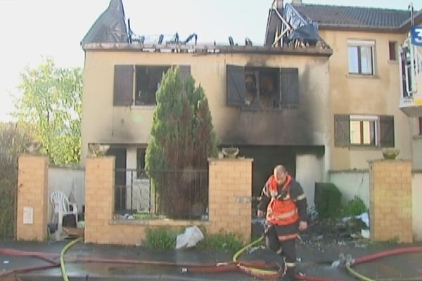 Cet incendie aura mobilisé les pompiers pendant 4 heures.