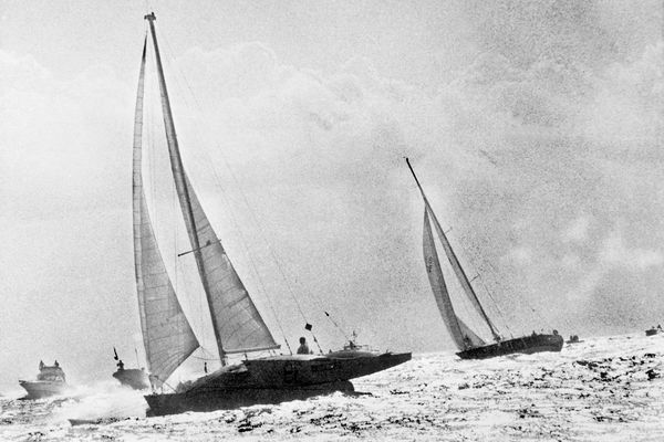 Le voilier "Olympus photo" du skipper canadien Mike Birch (premier plan) dépasse le "Kriter V" de Michel Malinovsky (2ème plan) à l'arrivée à Pointe à Pitre, lors de la "Route du Rhum", le 28 novembre 1978