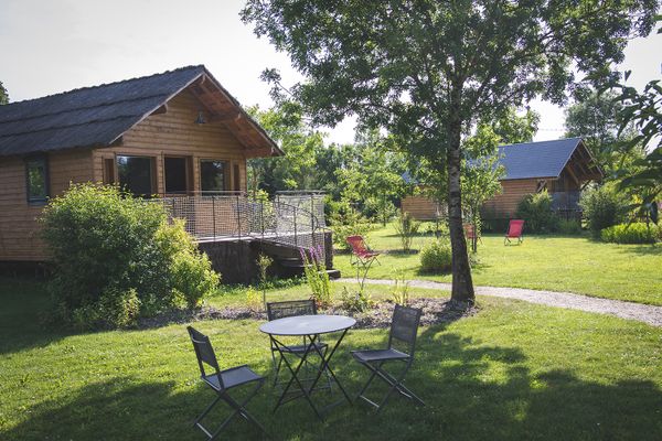 Ce chalet avec terrasse du camping "L'escale des châteaux de la Loire" sera vendu aux enchères le 24 avril 2021