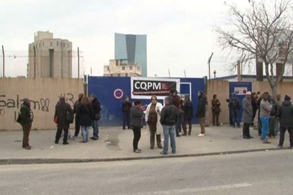 Les jeunes des quartiers devant l'entrée du chantier