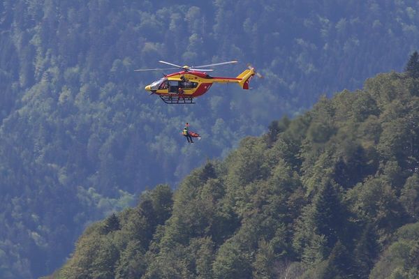 Retrouvée par les secours grâce à la géolocalisation de son appel, la victime a pu être héliportée à l'hôpital de Hautepierre.