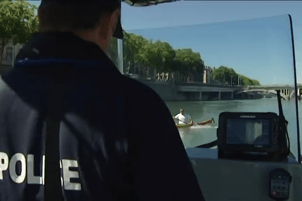 A bord du bateau de la brigade fluviale de Lyon.