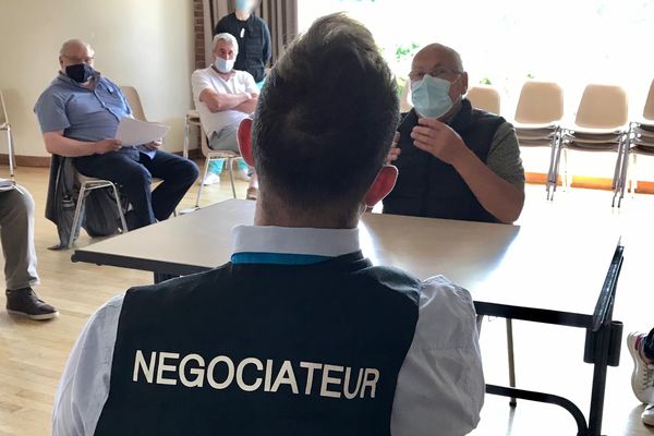 En fonction des situations, les négociateurs du GIGN apprennent aux maires à garder leur self-control pour gérer les incivilités.