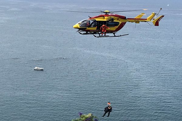 Banyuls-sur-Mer (Pyrénées-Orientales) : un randonneur hélitreuillé après avoir passé la nuit blessé en contrebas d'un sentier maritime - 21 mai 2020.