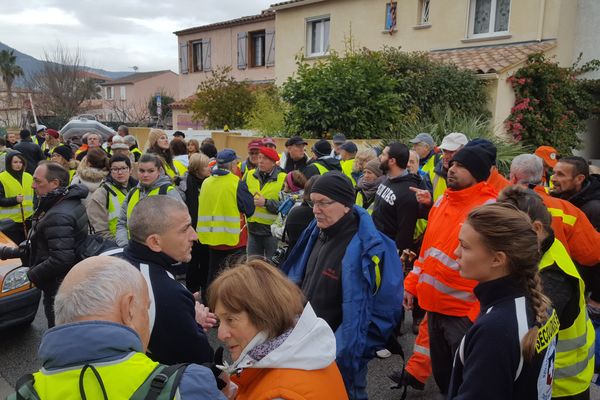 Les personnes se rassemblent avant la battue