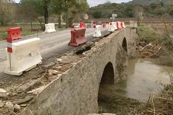 Un pont sur la Berre dans l'Aude abîmé par la crue des 29 et 30 novembre 2014