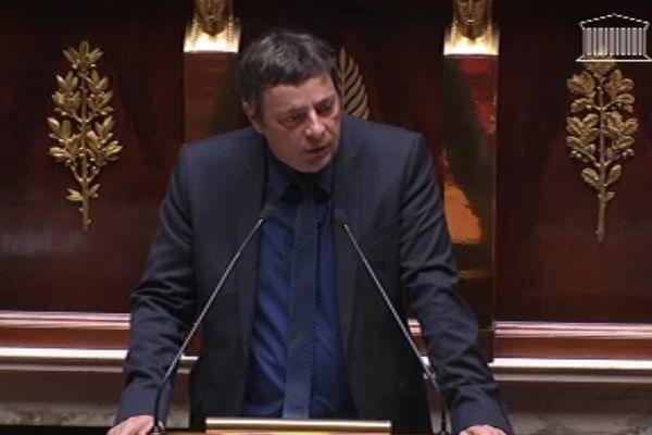 Alain Calmette, député socialiste du Cantal et proche de François Hollande, défend le projet de loi relatif au non cumul des mandats devant l'Assemblée Nationale.