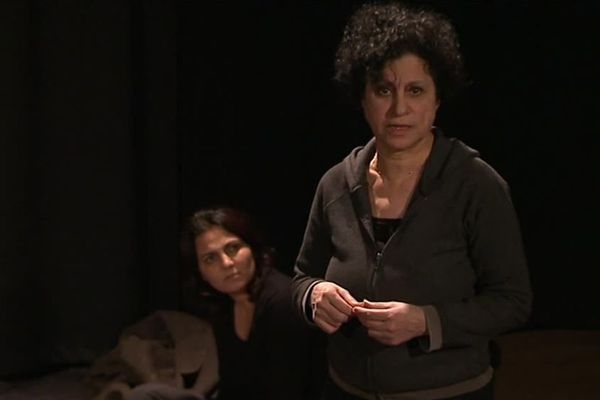 Extrait de "Des Syriennes hors des ténèbres", une pièce de théâtre jouée par des Syriennes qui ont vécu la guerre en Syrie - 4 mars 2017