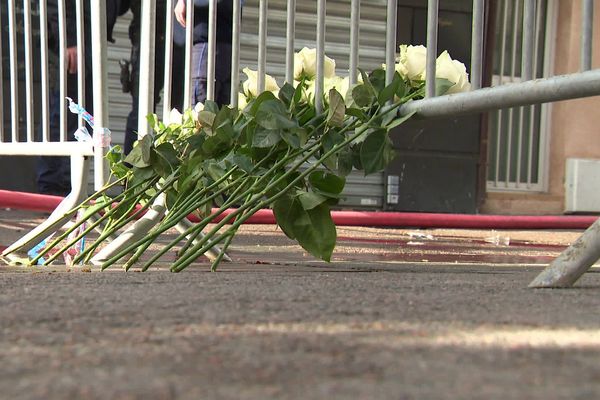 Emotion et solidarité à Saint-Laurent-de-la-Salanque, commune catalane en deuil après une terrible explosion au centre ville, dans la nuit de dimanche à lundi 14 février 2022. Des roses ont été déposées en hommage aux 8 victimes.