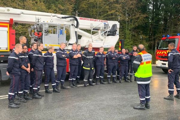 Les sapeurs-pompiers de l'Oise reçoivent les dernières consignes avant d'intervenir sur l'incendie de l'usine Lubrizol de Rouen le jeudi 26 septembre 2019