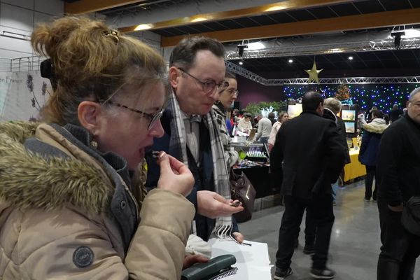 Les Angoumoisins testent de nombreux produits locaux lors de ce marché de Noël.