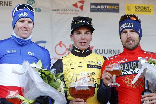 Arnaud Démare (à gauche) sur la seconde marche du podium de la classique belge Kuurne-Bruxelles-Kuurne, le 24 février 2018. Il est arrivé second derrière Dylan Groenewege (au centre).